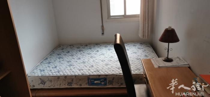 🏡巴塞单间出租，Llefia区九楼中层阳光房。该房间有一张书桌，一个大床，一个