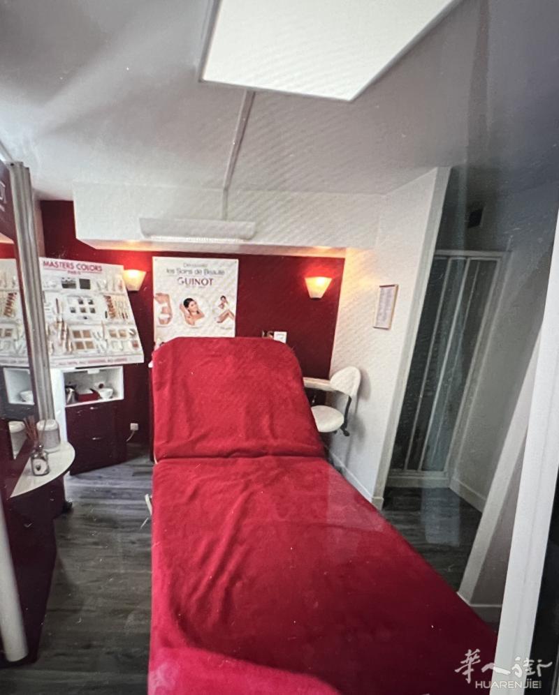巴黎20区Rue de belleville繁华商街法国人美容店 (带住家)