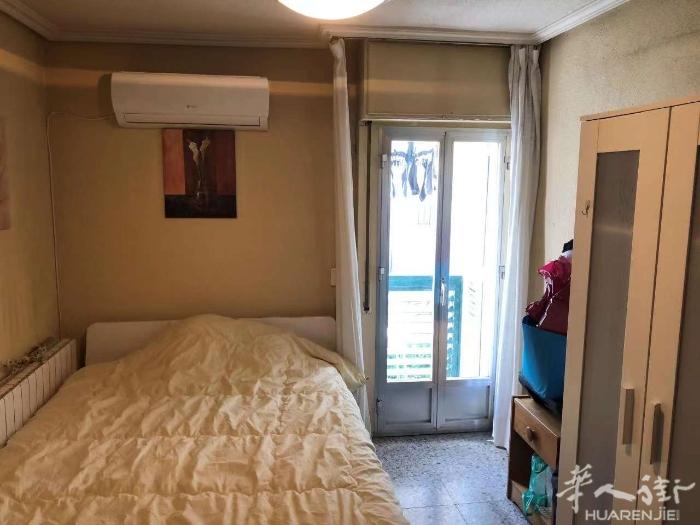 🏡马德里6号线carpetana 大床房带空调出租， 落地窗，复式上下层，有电