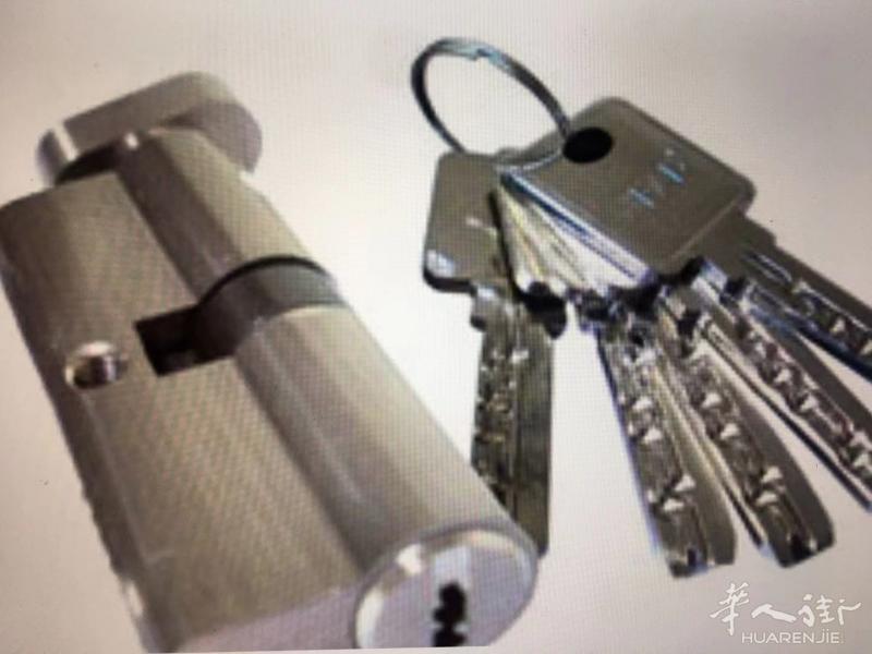快速开锁，换锁，修锁，安装门，维修实木家具，实木地板磨损抛光油漆，批灰，刷漆等，做事认真，价格合理。