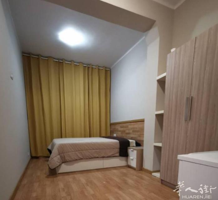 🏡巴塞单间出租，Paral·lel地铁站附近。 房子三室一卫，超大房间带阳台，