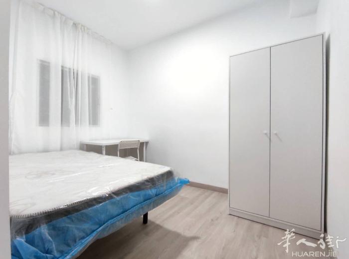 《马德里Vista Alegre地铁口三楼，三房一独立厅两阳台一卫》新装修新家具