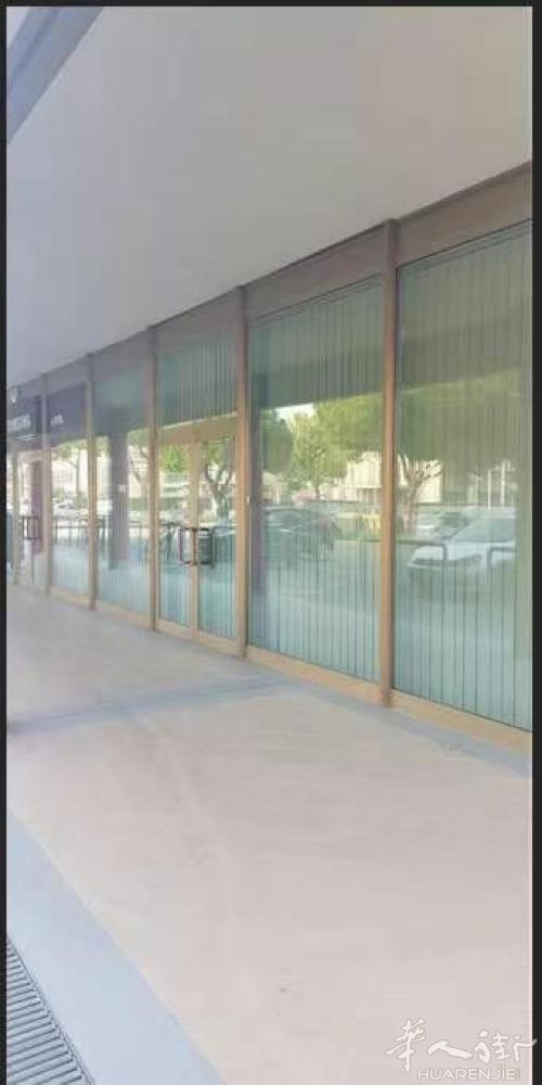 Padova mediaword 出售店面 位于街道正面，带橱窗，正对面有停车场