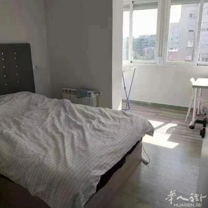 🏡马德里4路地铁san lorenzo地铁口100米精装修1个单间出租，两个房
