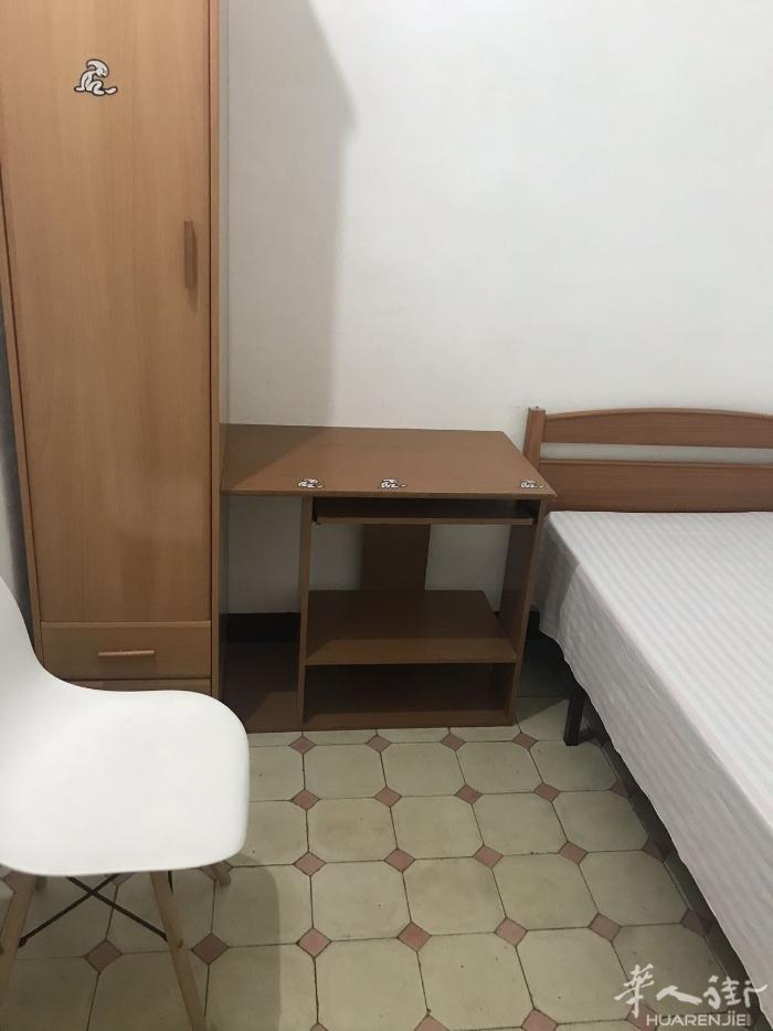 🏡巴塞单间出租，市中心五路地铁hospitalclinic 地铁口两分钟，住家