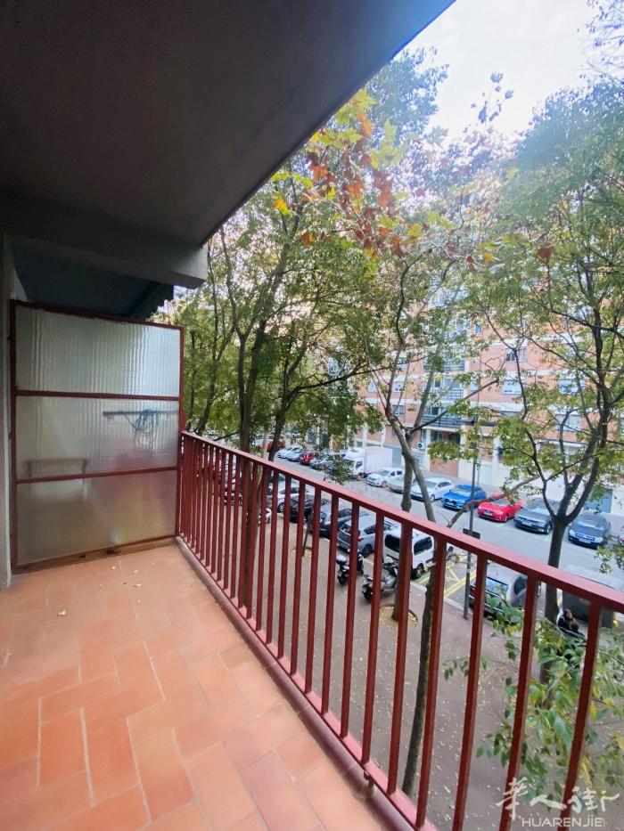 🏡巴塞单间出租，离2线Encants2分钟。   离COLT地铁3分钟 ，2条