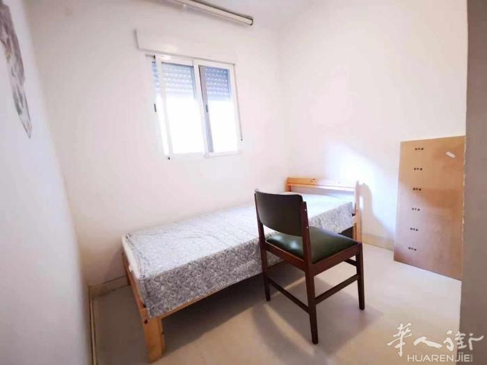 🏡巴塞两个单间出租，Gran Via大街有两间房一大一小，有书桌椅子衣柜，不是