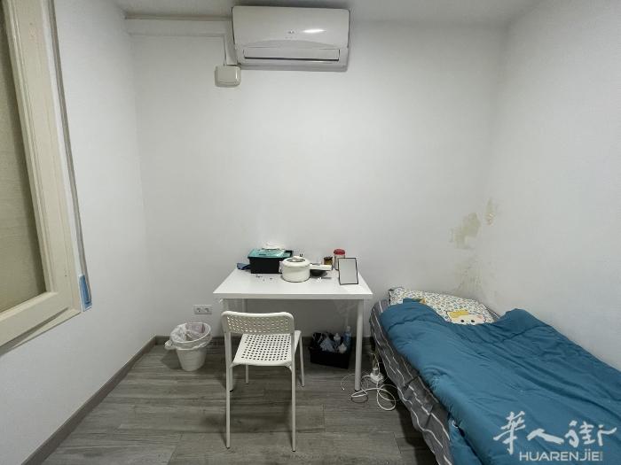🏡巴塞单间出租，西班牙广场 附近，这个房间是跟另外一间房连通的，没有外窗， 租