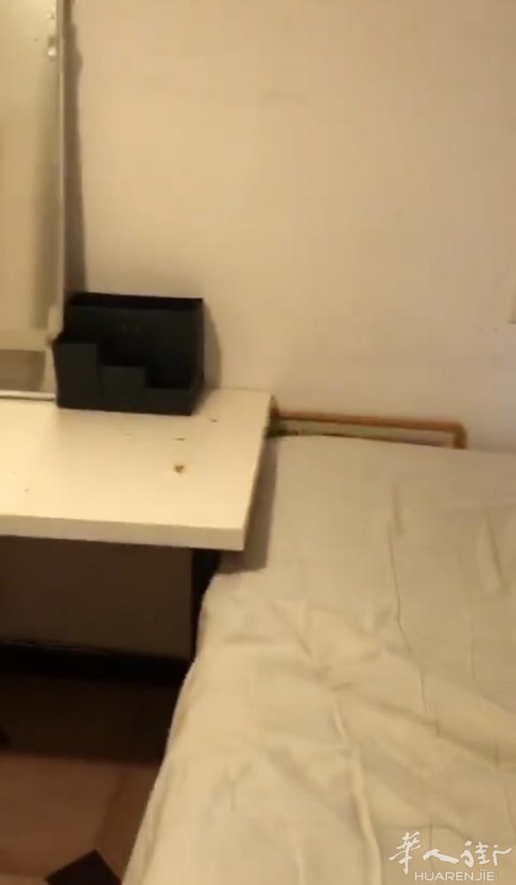 🏡巴塞sants附近，房子三室一厅一卫，两个大房间（二选一）里面有双人床.大衣