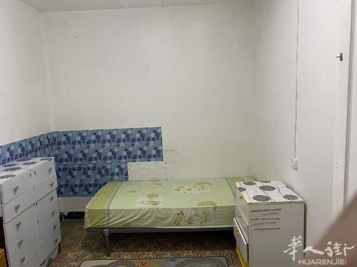 🏡巴塞单间出租，poble nou  L4附近，一间面积较大的天井房，地址 C