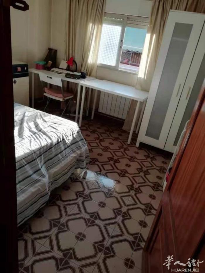 🏡马德里9线vicalvaro房间出租，离地铁口4分钟，购物方便，应用尽有，