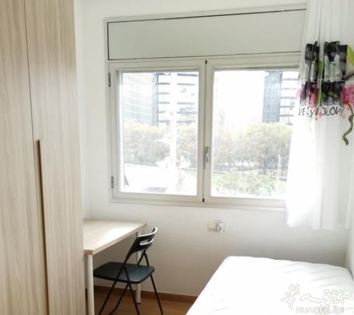 🏡巴塞单间出租，Granvia街Cerda广场，交通便利，有空调和大衣橱。包物