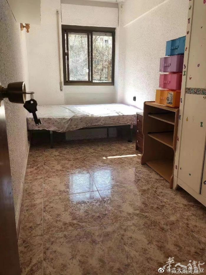 🏡巴塞2路地铁口Bac.de.roda有一房间出租租金300，离地铁一分钟，无