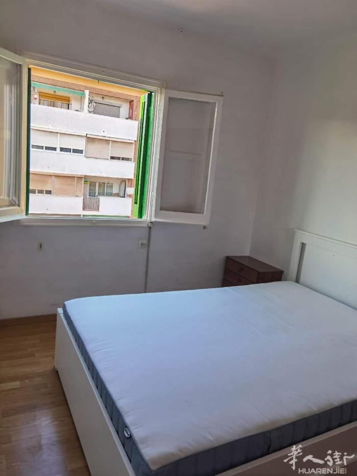 🏡巴塞单间离diagonal mar 大商场100米左右，4路地铁口mares