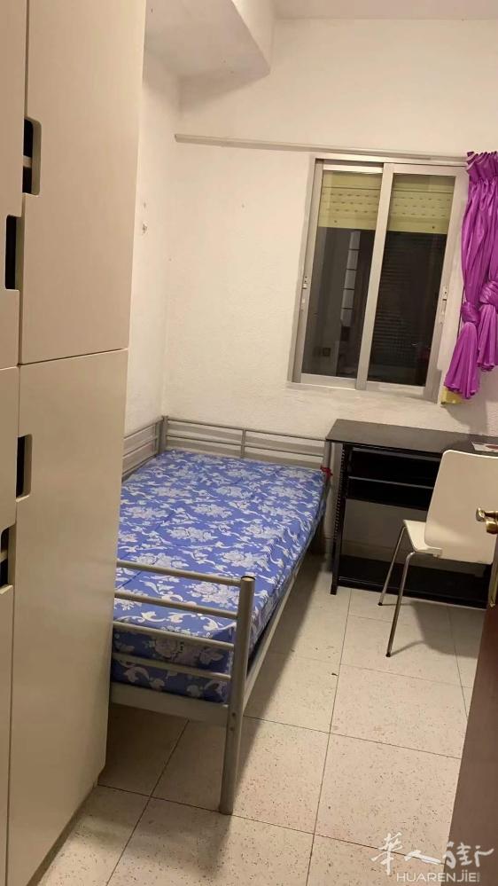 🏡两个房间巴塞L4besos地铁口，房子四室一卫，目前住了房东一家三口，高