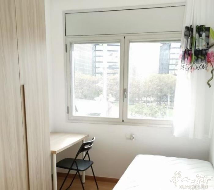 🏡巴塞单间出租，Granvia附近，交通便利，房子是3室2卫，有空调和大衣橱。