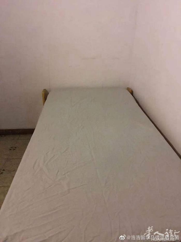 🏡巴塞单间Poblenou附近单间 房子为三室一厅一卫，住了一家人 住家安静，