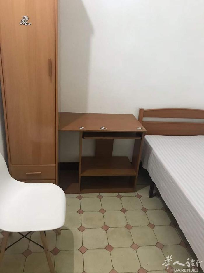 🏡巴塞市中心五路地铁hospitalclinic 地铁口两分钟，住家