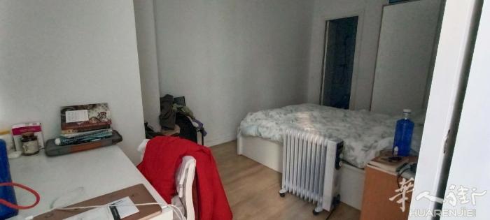 🏡巴塞单间带独卫出租，凯旋门地铁站走路1分钟 ，大床，大衣柜，书桌，带独立卫浴