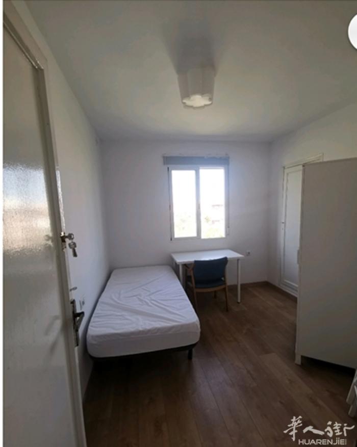 🏡马德里oporto单间出租。房子五房两卫，四楼步梯。在主街上，离地铁口80米