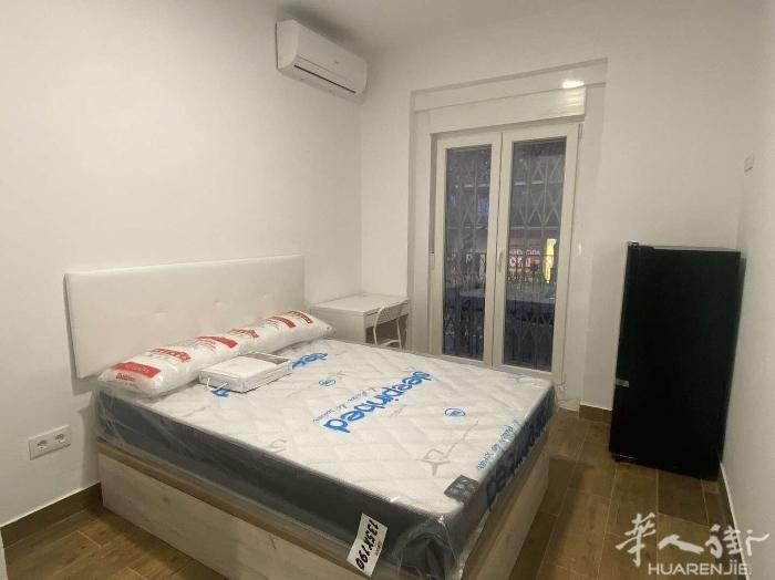 🔵马德里地5号线urgel站0米 全新装修学生公寓，带独卫出租！ 可随时入住，