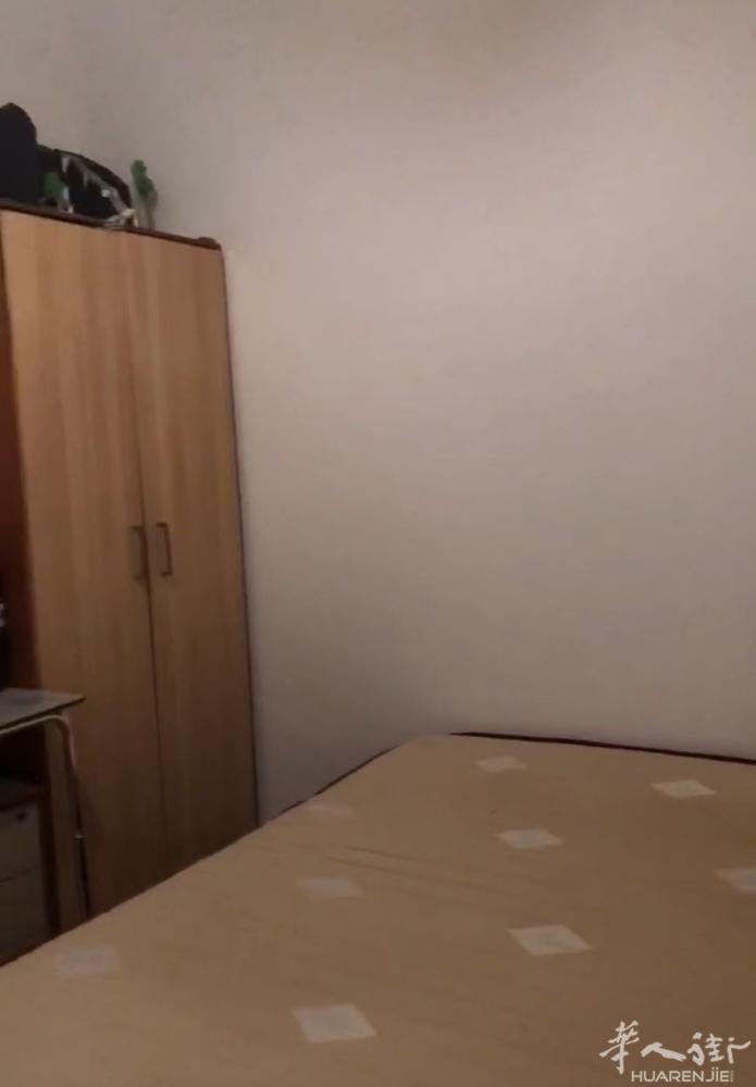 🏡sants附近， 房子三室一厅一卫，里面有双人床.大衣柜，写字台上带台灯，家