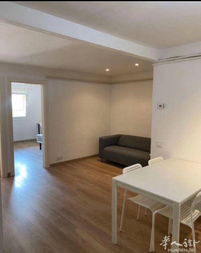 🏡巴塞单间出租，圣家堂附近 房子三室一厅一卫，舍友均为留学女生，爱干净，无不良