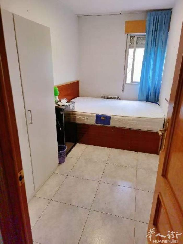 🏡马德里位1路地铁Alto del Arenal站单间出租，离地铁口7分钟在大