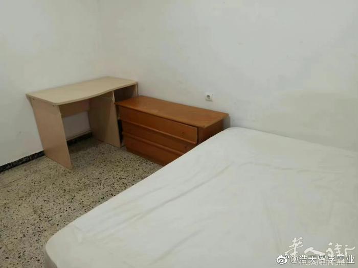 🏡近郊gavá市中心大房间出租，带阳台，有网络，有电梯，交通便利。离车站步行1