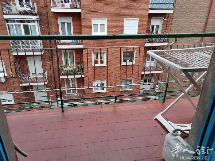 🏡马德里1号线地铁TETUAN 有带阳台 大床 大房间出租 离地铁口20米 有