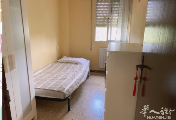 🏡马德里北部10号线fueencarral单间出租  地铁口1分钟，六楼有电梯