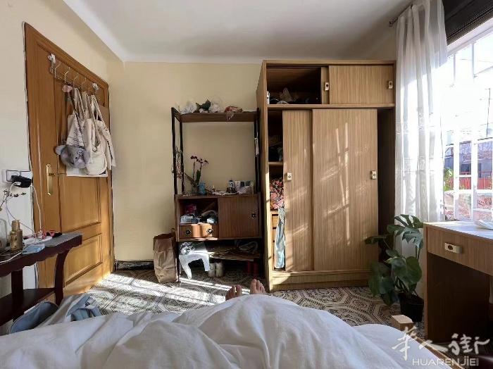 🏡巴塞单间出租，一号线torrassa 站300米，距离Zona univer