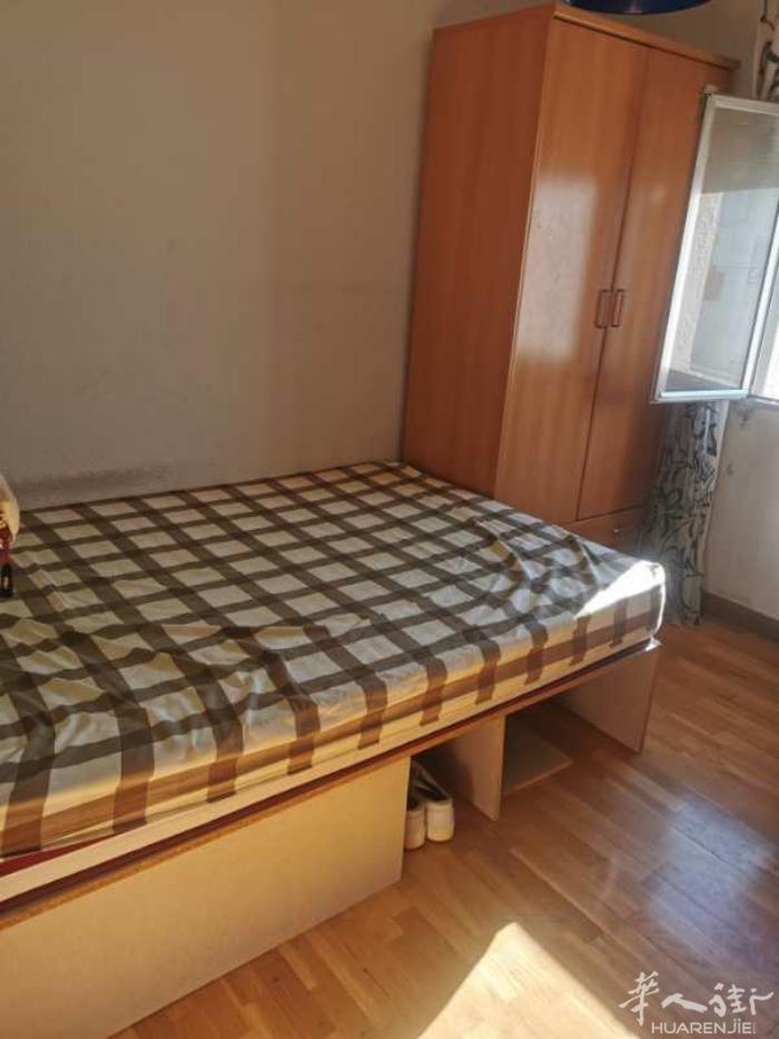 🏡马德里5路地铁vista alregre 单间出租马地铁口一分钟，房子三室一