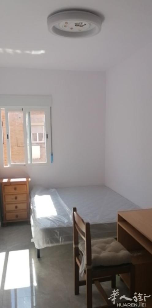 🏡马德里7线valdezarza单间出租 ​房子三室一厅一卫，地铁口三分钟，阳