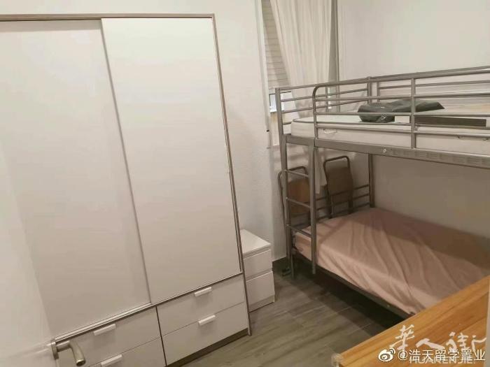 🏡马德里2/6Manuel becerra 单间出租，两个房间公用一个卫生间