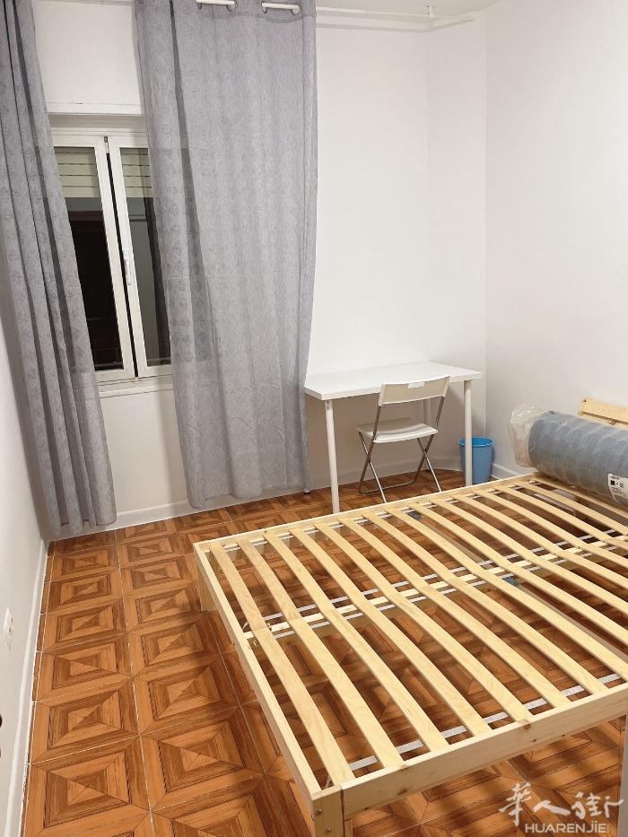 🏡马德里5路quitana 地铁口多个房间出租靠近quitana大街，一共四房