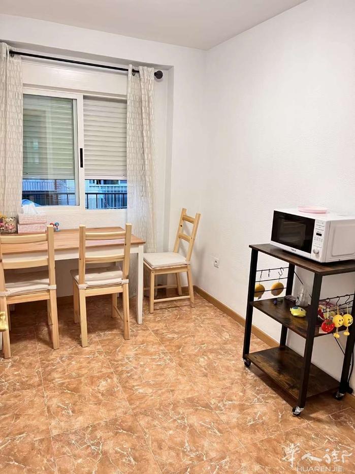 🏡马德里5地铁pueblo nuevo 出租大单间，要求爱干净，安静的，不抽烟
