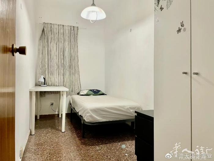 🏡巴塞单间出租，，，Les Corts地铁L5 Badal站附近。房子三室一厅