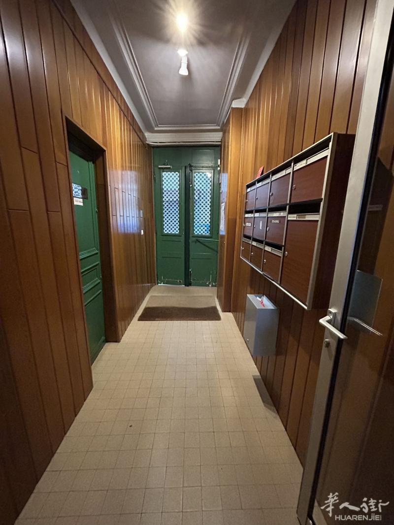 17区 Porte Clichy  12.5万 两间Studio 超高投资回报率 2分钟到地铁