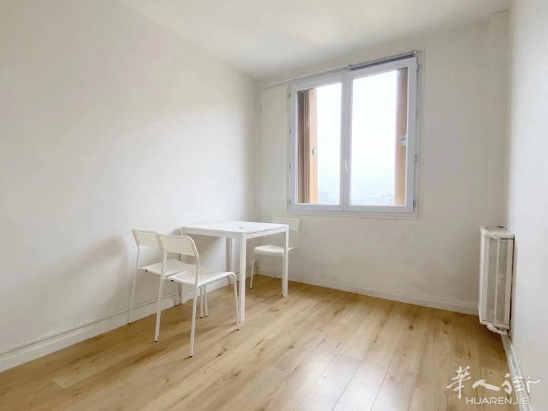 7号 mairie d'ivry 近地铁三分钟 三室一厅出售