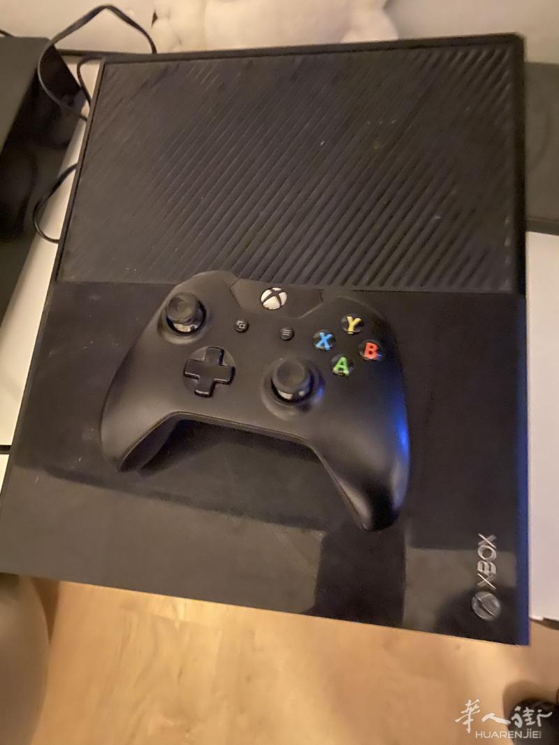 8成新 Xbox one 游戏机带手柄和游戏盘便宜出售