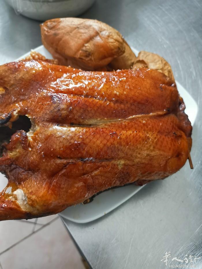 波波港式小吃，今天有羊杂汤8欧，香酥鸭10€。皮蛋瘦肉粥5€。酱骨头€12。肠粉
