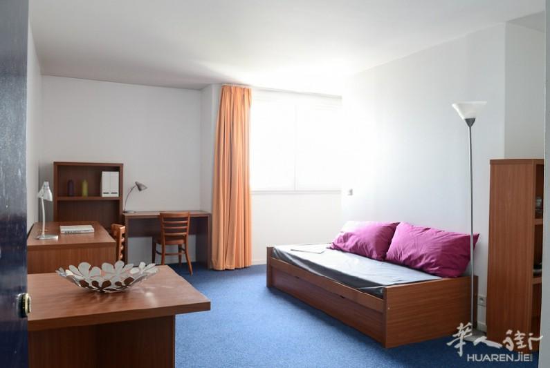 近A线Rueil-Malmaison站 学生公寓45平一室一厅 1080欧可申最高房补