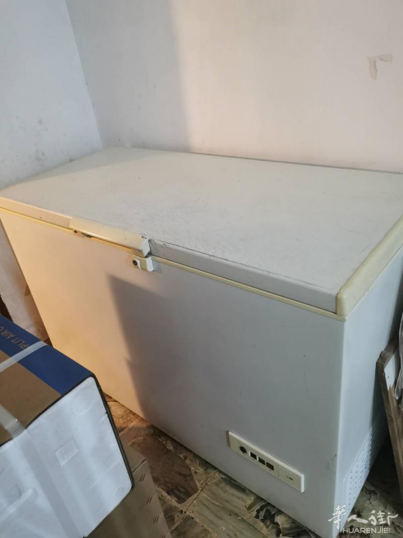 旧冰柜出售6成新80欧，需自提！适用于工厂。 电话：3661181598微信oo8511