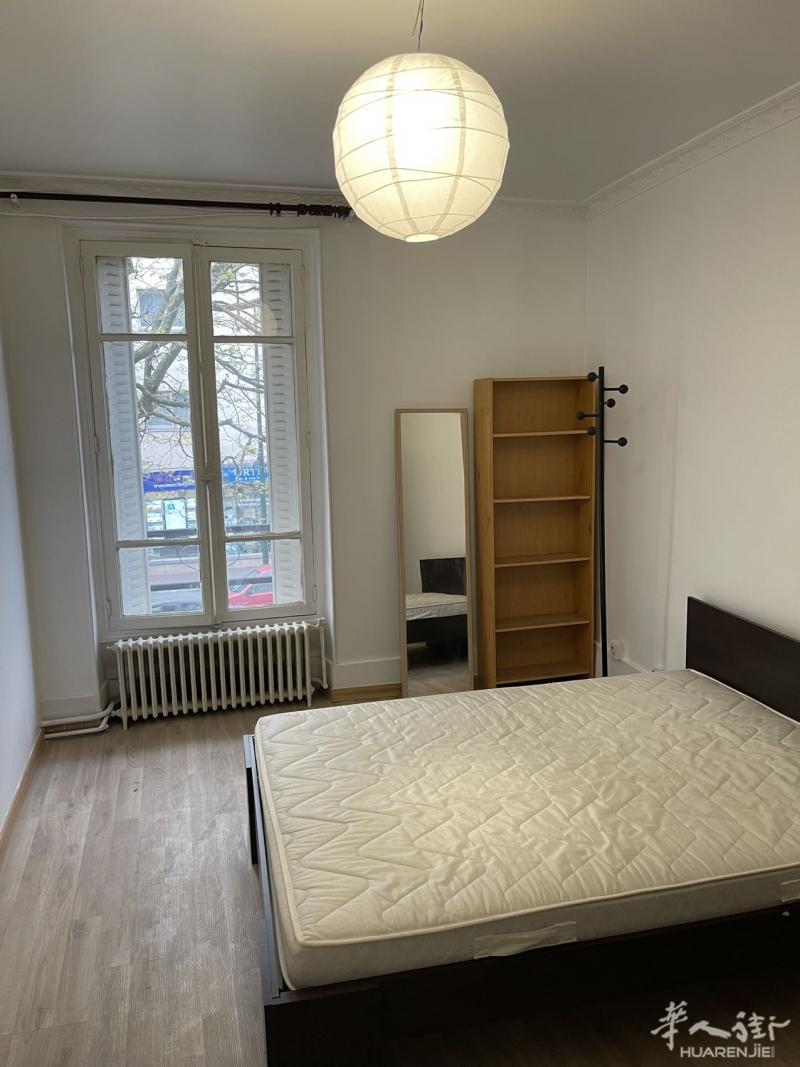 93340 Le Raincy 好区份市中心，RER，E2。Raincy。40 平方米左右，月租650€加杂费50 €，合计700 €。