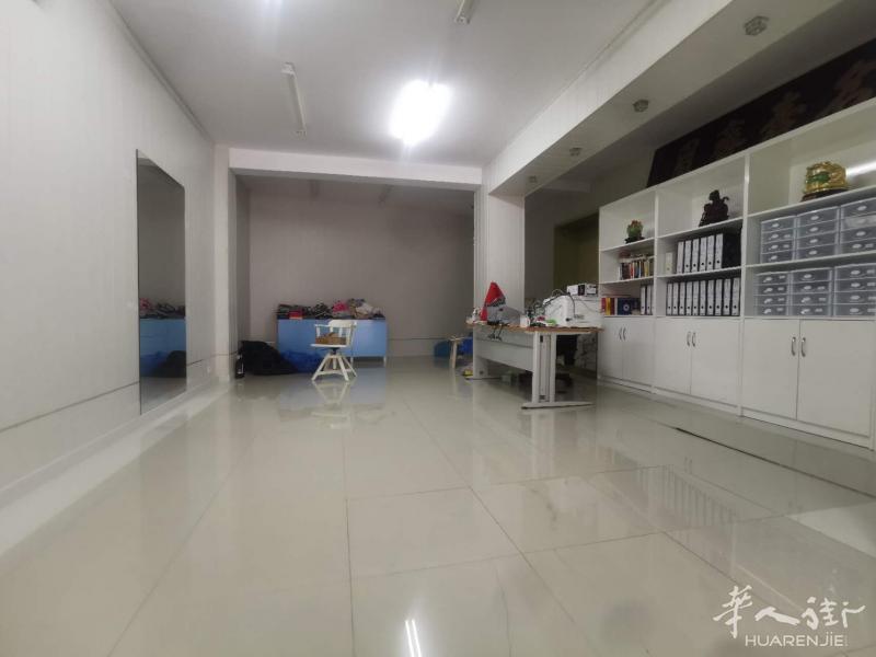 Usera 靠近主街和地铁口Local 出租！！