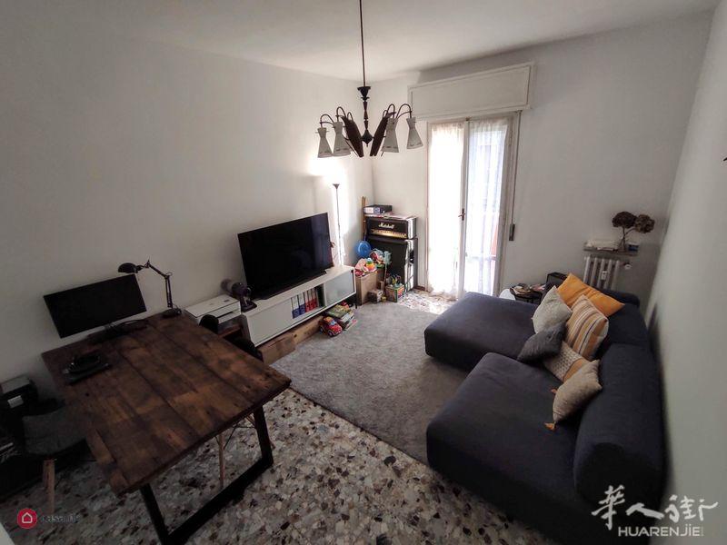 米兰近Gelsomini地铁站,五楼有电梯,两室一厅出售🏡