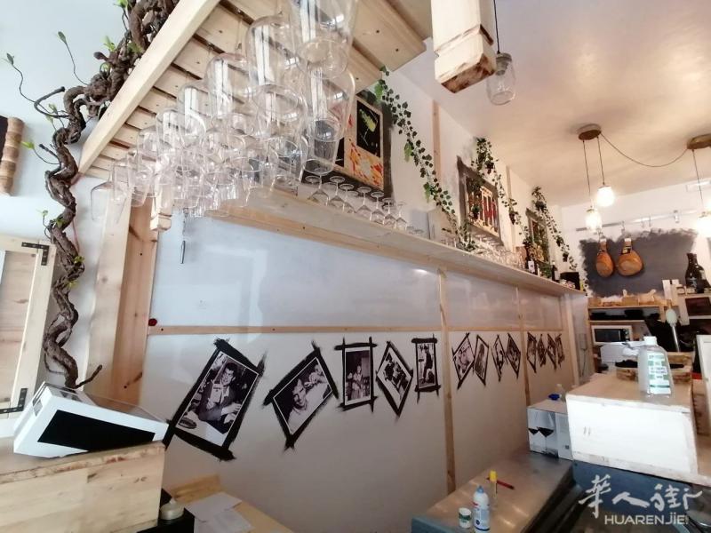 bar enoteca 位于弗留利威尼斯朱利亚 Pordenone 的 viale Marconi 出售商业葡萄酒商店，距离历史中心 2 分钟。
