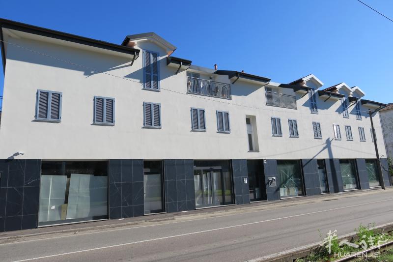 【新店！8个门面700平方】【无需转让费】出租米兰省PADERNO DUGNANO市, 新店面，带户外giardino，合适做餐饮 位于大街车流量多，楼下，对面