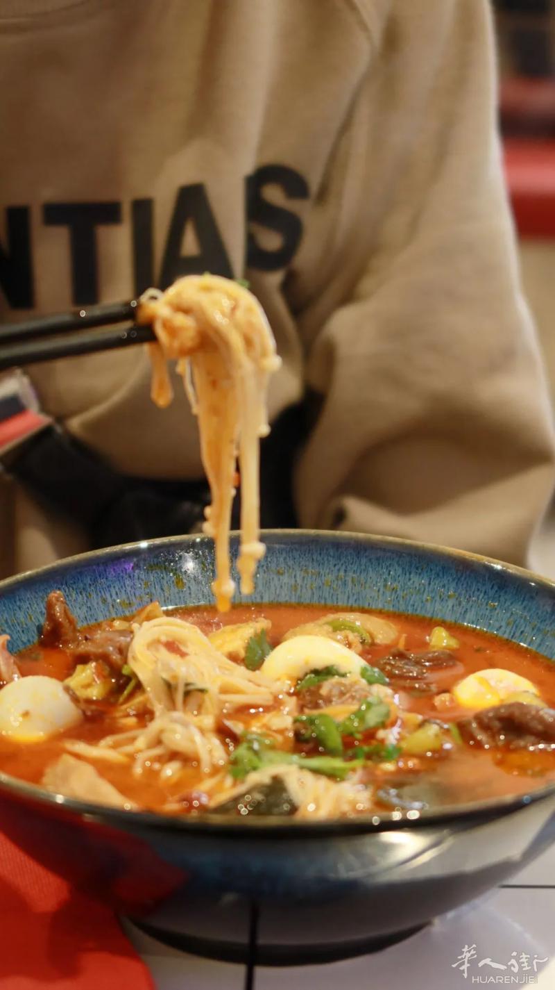 米兰排队王串串火锅店川麻子！现在开始卖麻辣烫和炸串了！